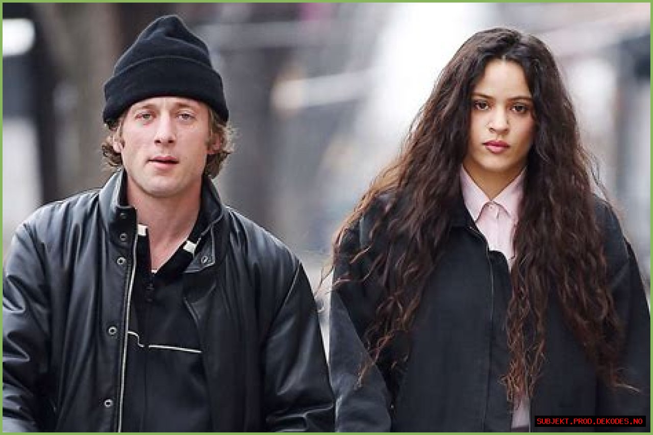 Is Jeremy Allen White in a Relationship? Who is His Current Partner? Tell Me About Rosalía. - SarkariResult